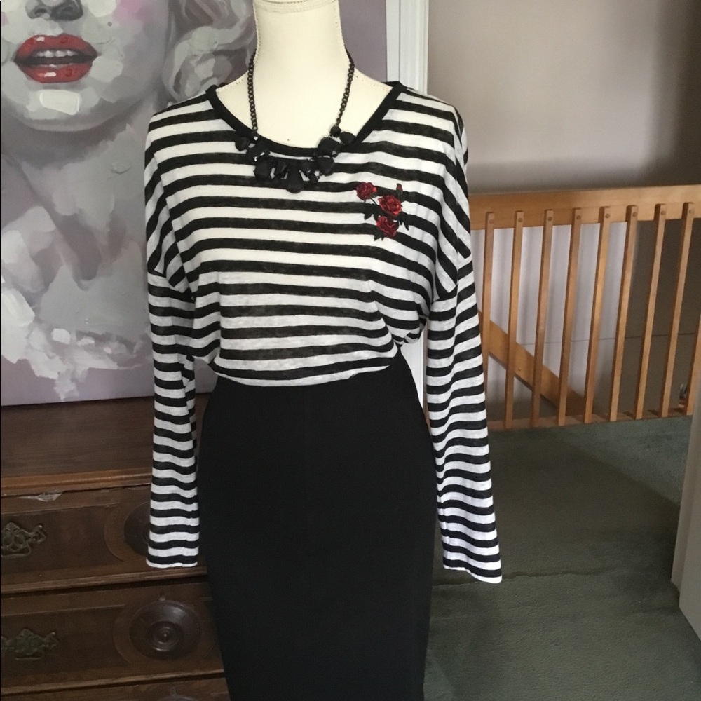 Linen l/s top with flower detail.